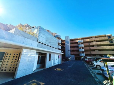 開放感のある外観が印象的です。広々とした敷地内にゆとりある駐車スペースが整っています。各階へのアクセスも分かりやすい造りです。陽当たりもよく明るい雰囲気が魅力です。建物全体が清潔感を保っています。