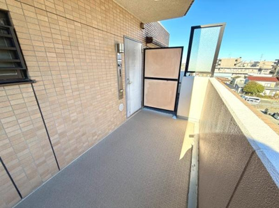 開放的な空間が広がるバルコニーです。日差しが差し込み各部屋とつながる手軽さも魅力的です。柵がしっかりとしていて安心してご利用いただけます。周囲の景色も望める見晴らしの良い設計になっています。