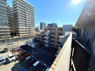 周辺には高層マンションが立ち並び都市的な景観を楽しめます。視界が広く開放感があります。バルコニーからは街並みが一望でき日当たりもしっかり確保されています。現地からの眺望で周辺環境を確認できます。