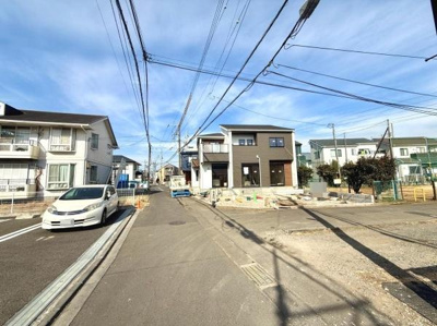 前面道路が広く車の出し入れもスムーズに行えます。周辺には住宅が立ち並び落ち着いた雰囲気が感じられます。道路沿いは見通しが良く視界も開けています。現地の周辺環境をぜひご確認ください。
