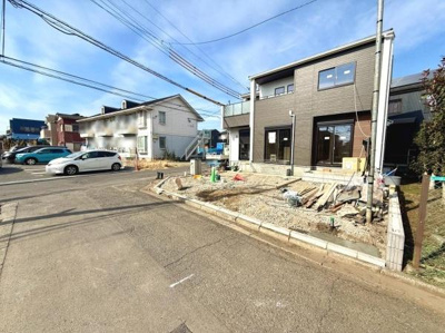 陽当たりの良い前面道路が広がり家の外観がしっかりと見渡せます。周辺には戸建てが並び落ち着いた街並みが魅力です。駐車スペースも確保しやすい設計で日常の出入りもスムーズです。