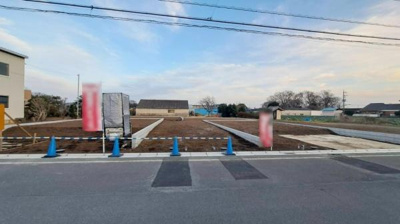 広々とした敷地が魅力の外観です。周辺には開放感のある景色が広がっています。道路に面しておりアクセスも便利です。建築プランに合わせやすいシンプルな形状です。ゆとりある空間が実現できます。