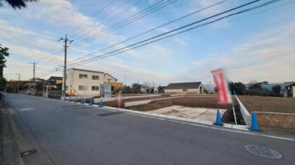 広々とした現地土地写真です。見晴らしの良い開放的な環境が魅力です。整った区画で建築計画も立てやすくなっています。道路に面しておりアクセスも便利です。ゆとりある敷地をご検討いただけます。