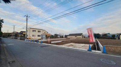 広々とした現地土地写真です。見晴らしの良い開放的な環境が魅力です。整った区画で建築計画も立てやすくなっています。道路に面しておりアクセスも便利です。ゆとりある敷地をご検討いただけます。