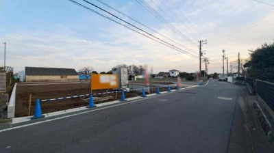 周囲には落ち着いた雰囲気が広がる現地土地写真です。道路に面しており視界が広がります。空の開放感も感じられるロケーションです。住環境に恵まれた印象を受けます。交通アクセスも確認しやすい立地です。