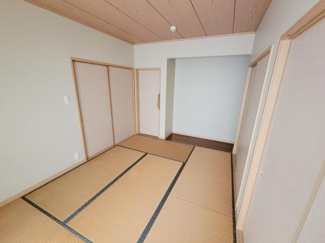 和室ならではの落ち着いた雰囲気が広がる空間です。シンプルですっきりとした室内で心地よい和のテイストを感じられます。畳の香りが楽しめる日常に取り入れやすい和室です。押し入れも設けられていて便利です。