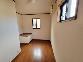 二面採光があり室内が明るく感じられます。フローリングの床が清潔感を演出しています。壁付けエアコンが設置されているため季節を問わず快適に過ごせます。ちょっとしたスペースがあるため使い方の幅が広がります。