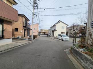 前面道路が広く車の出し入れもしやすい周辺環境です。家の周囲には整った住宅が並び落ち着いた印象の街並みとなっています。舗装された道路が続き歩道もしっかり確保されています。