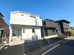 白を基調とした外観が印象的な建物です。前面道路が広く車の出し入れもスムーズに行えます。周辺には同様の新しい住宅が並び街並みに統一感があります。前面スペースが確保されているため開放感が感じられます。