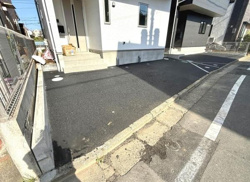 敷地内に駐車スペースが確保されています。前面道路との出入りもスムーズに行えます。舗装されており日常の車の利用に便利な駐車場です。段差も少なく使いやすく設計されています。