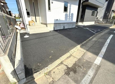 前面道路は車のすれ違いも可能な幅が確保されています。周囲は戸建てが整然と並び落ち着いた街並みです。視界が開けており日当たりも良好です。現地までのアクセスも分かりやすい環境となっています。