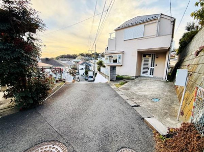 ゆとりある駐車スペースが魅力の一枚です。道路からのアクセスもスムーズで車の出し入れがしやすい環境です。周辺には自然も感じられ落ち着いた雰囲気が特徴的です。