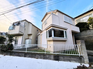 明るい外観が印象的な戸建です。2階建ての設計で十分なプライバシーを確保できます。角度のある出窓やバルコニー付きで開放感も感じられます。玄関前の階段やフェンスも整えられた印象です。