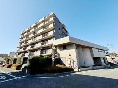 陽当たりの良い角地に建つマンションです。開放感のある外観が印象的です。ゆとりある敷地が魅力となっています。建物周辺は整備が行き届いています。