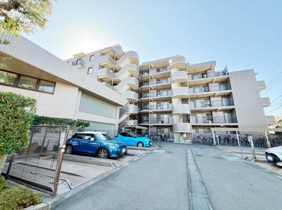 明るい外観が印象的なマンションです。駐車スペースが整備されており車通勤にも適しています。複数階のバルコニーがアクセントとなっています。自転車置き場も確保されています。