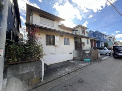 前面道路がしっかりと整備され車の出入りもスムーズに行えます。現地周辺は落ち着いた雰囲気で住宅がきれいに並んでいます。建物も陽当たりが良く電線や空の開放感も感じられます。