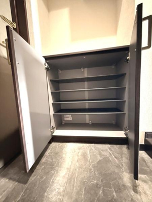 収納スペースがしっかり確保されています。扉付きで中身をすっきり隠せます。棚板が複数あるため整理整頓しやすいです。玄関周りの収納として活用できます。