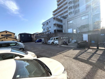 広々とした駐車場が確保されています。車の出し入れもしやすい設計です。周辺の建物とも調和した安心感のあるスペースとなっています。複数台駐車可能なゆとりが魅力です。