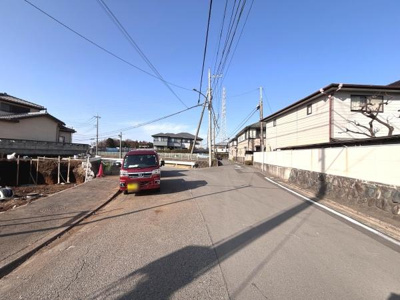 前面道路は広々としており交通の便が良さそうです。周囲には住宅が立ち並び落ち着いた雰囲気が漂っています。電線が整備されているため生活インフラも安心です。敷地が整っており建築計画も立てやすい環境です。