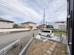 前面道路は広々としていて車の出入りにも便利です。敷地前のフェンスがしっかり設置されておりお子様やペットも安心です。駐車スペースも十分確保されています。