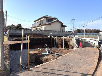 前面道路が広々としており車の出し入れもしやすい印象です。敷地の現状が写真で分かりやすく周辺の環境も確認できます。現地の様子がしっかり伝わる写真です。