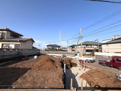 広々とした敷地が特徴の建築用地です。周囲には落ち着いた住宅が建ち並び開放感を感じられます。車のアクセスもしやすい道路が整備されています。日当たりが良好な環境です。建築の可能性が広がる土地です。