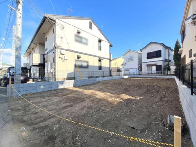 陽当たりの良い整形地で建築の自由度が高い土地です。周囲は住宅が整然と立ち並び落ち着いた雰囲気が広がっています。幅広い用途に対応できる広さが魅力的です。現況更地なのですぐに建築計画を立てやすい環境です。