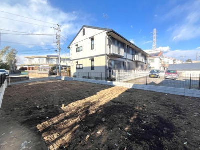 開放感のある角地で日当たり良好な土地です。周囲には落ち着いた住宅が並んでいます。敷地は広々としており多様なプランに対応可能です。前面道路もすっきりと整備されています。