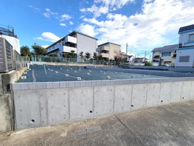 敷地はゆとりがありコンクリート擁壁で区画された整然とした土地です。周辺は住宅が立ち並んでいる静かなエリアです。敷地内も明るく見通しの良い環境です。アクセスもしやすい場所に位置しています。