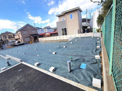 開放感のある敷地で周囲には住宅が建ち並び落ち着いた雰囲気です。整地済みで整った区画が印象的です。青空が広がる環境が魅力的です。アクセスの良さも感じられます。