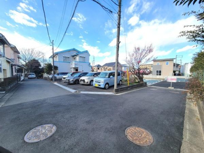 現地の前面道路は幅員がしっかりと確保されており車の出し入れもスムーズに行えます。道路沿いは住宅が整然と並んでおり落ち着いた街並みが広がっています。