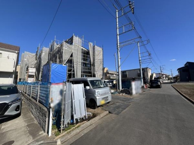 現地は広々とした前面道路に面しており車の出入りもしやすい環境です。道沿いは見通しも良く街並みが整っています。周囲には住宅が並び落ち着いた雰囲気が広がります。