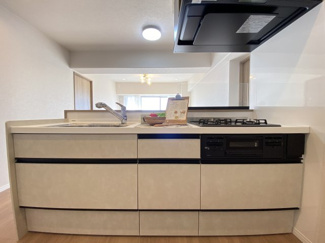 ～人気のカウンターキッチン～ リビングが見渡せる収納力たっぷりのフルスライドキッチンです。小さなお子様の様子を見ながら料理もできます♪