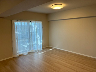 シンプルな内装で使いやすい洋室です。全居室に収納スペースを設けておりますのですっきりとした空間を保てます。