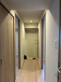 いつでも家族や来客を気持ちよく迎えられる、広々とした明るい玄関。 豊富な収納スペースで整理整頓がしやすく、第一印象から心地よい住まいに♪