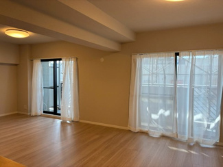 明るく開放感のあるリビング空間です。キッチンとリビングは一体化しており、毎日の家事動線がスムーズに！家具の配置もしやすく、暮らしやすさを実感できる間取りです。
