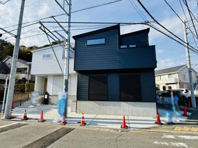 建物前に設けられた駐車場スペースです。前面道路からの出入りがしやすくフラットな設計が特徴です。敷地内での車の取り回しもスムーズに行えます。玄関までのアクセスも便利です。敷地にゆとりを感じられます。