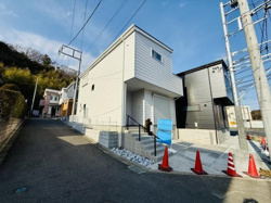 現代的な外観が印象的な戸建住宅です。明るい外壁とすっきりとしたデザインが特徴です。道路からのアクセスもしやすい立地に位置しています。住宅同士の間隔もしっかり確保されています。