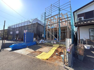 太陽の光を受けて開放感ある外観が印象的です。建築中ならではの骨組み構造が確認できます。敷地の広さに余裕を感じられます。周囲の環境が静かな雰囲気を演出しています。