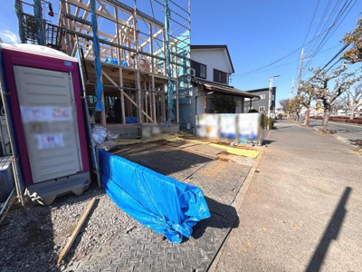 前面道路が広く整備されており車両の出入りもスムーズに行えます。周辺の住宅環境も落ち着いた雰囲気です。歩道が確保されていて通行も安心です。建設中の現地の様子がしっかりご確認いただけます。