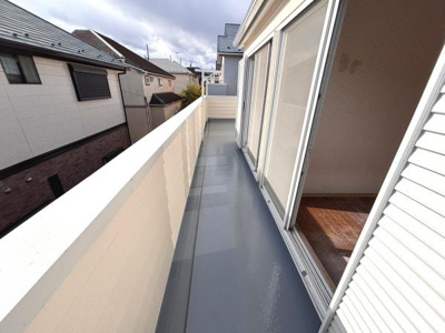 バルコニーは奥行きがあり使い勝手の良さが特徴です。明るい光が差し込む開放感のある空間となっています。室内からのアクセスも便利な設計です。周囲の住宅街の景色を楽しむことができます。