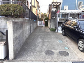 落ち着いた住宅街にある駐車スペースです。十分な広さが確保されており車の出し入れもスムーズに行えます。舗装された平坦な地面が特徴です。左右にスペースがあり歩行時も安心です。