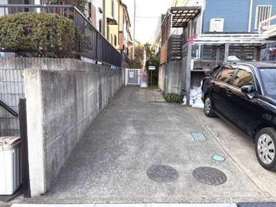 落ち着いた住宅街にある駐車スペースです。十分な広さが確保されており車の出し入れもスムーズに行えます。舗装された平坦な地面が特徴です。左右にスペースがあり歩行時も安心です。