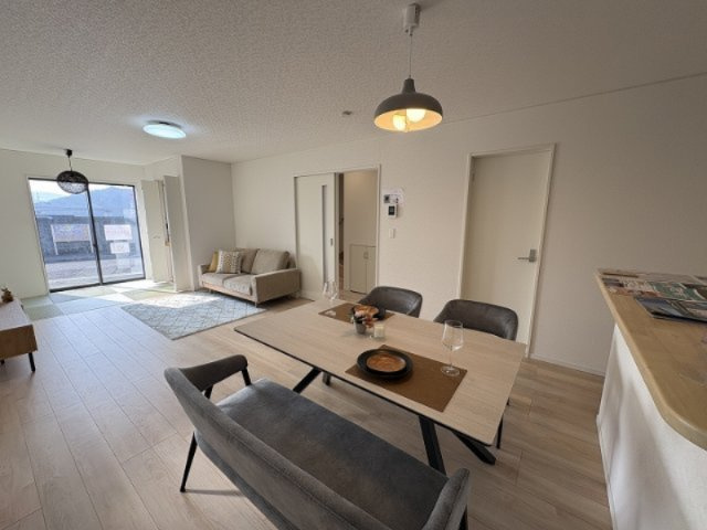 リビングの奥のタタミコーナーは、開放すればLDKの一部として来客時にはゲストルームとして重宝します。