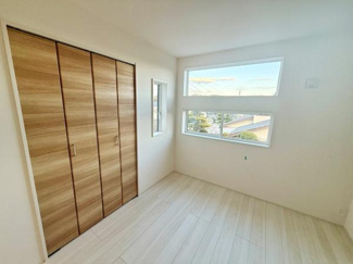 明るい光が差し込む洋室です。二面採光で室内がとても開放的に感じられます。収納力のあるクローゼットも備わっており整理整頓がしやすい空間です。