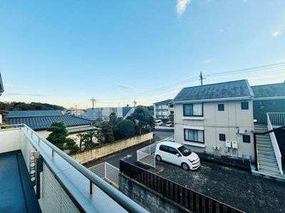 現地から空が広がる眺望が魅力です。周囲には建物が点在し落ち着いた住宅街の雰囲気が感じられます。バルコニーからの開放感を楽しめます。敷地内に駐車スペースがあるのも便利なポイントです。日当たりも良好です。