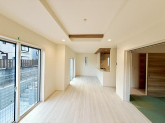 明るい色合いのフローリングが広がるリビングです。大きな窓から自然光がたっぷり入り開放感があります。和室と隣接しているため多様な使い方ができます。キッチンとの繋がりがスムーズで使い勝手の良さが魅力です。