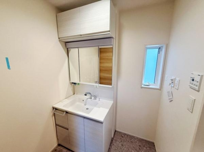 洗面台は収納スペースが豊富で使い勝手に配慮されています。シンプルなデザインで清潔感があります。ミラーキャビネットも備わっており日々の身支度がスムーズにできます。小窓があり明るさを感じられます。