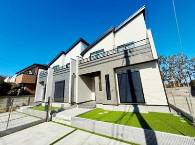 前面道路が広めに確保されており車の出し入れがスムーズに行えます。すっきりとした街並みで整った外観が特徴です。駐車スペースも十分に確保されていて利便性を感じられる現地写真です。