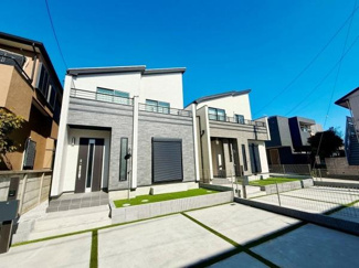 モダンなデザインの外観が印象的です。ゆとりのある駐車スペースが確保されています。明るい色合いの外壁が爽やかな雰囲気を演出しています。バルコニーや玄関まわりもすっきりとした造りです。